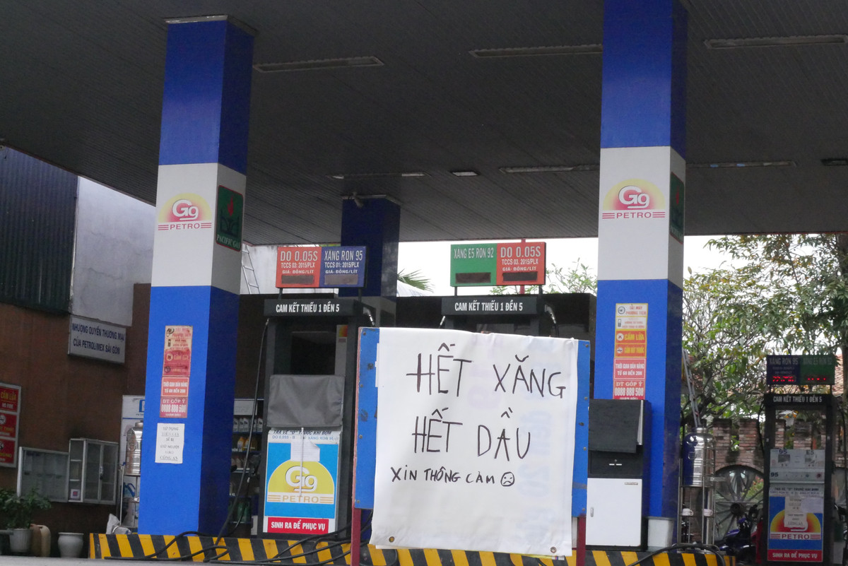 Hết thời, cây xăng thay nhau trả mặt bằng, buôn xăng dạo 'vào mùa'Hơn 1 tháng qua, nhà chức trách đã 3 lần tăng giá bán cho các mặt hàng xăng, dầu nhưng nhiều cây xăng vẫn đóng cửa, trong khi các điểm bán xăng lẻ mọc lên như nấm, bán với giá cao hơn nhiều so với mức trần Nhà nước quy định với doanh nghiệp.