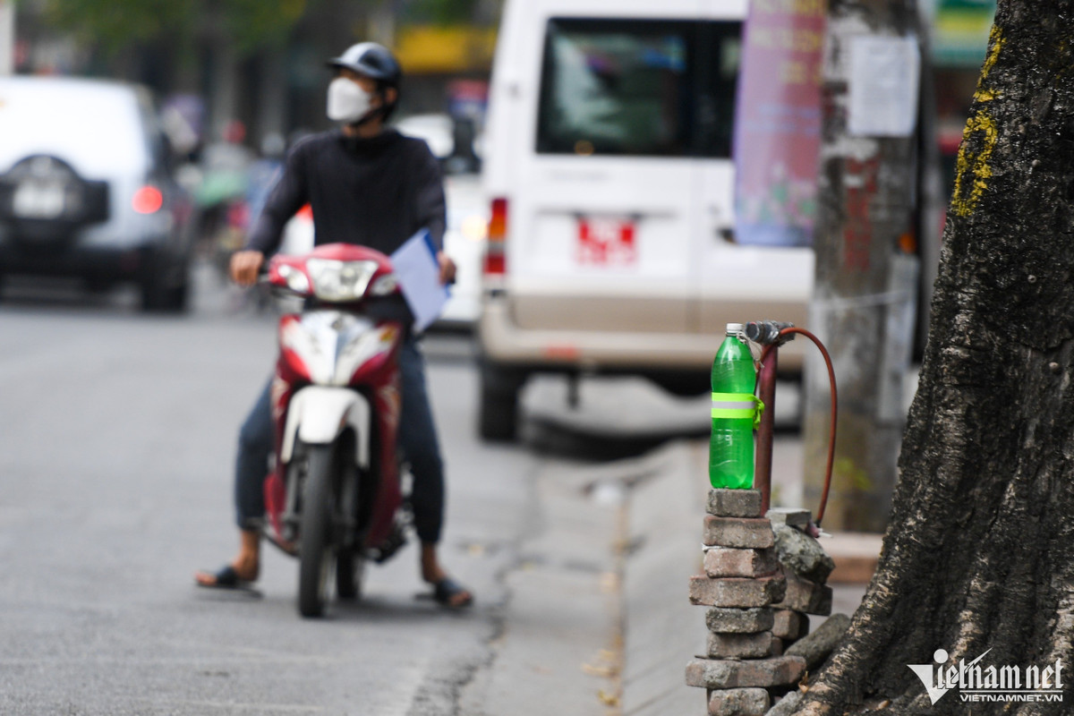 Xăng được đựng trong những chai nhựa có thể tích 1-1,5 lít, đặt sát vỉa hè.