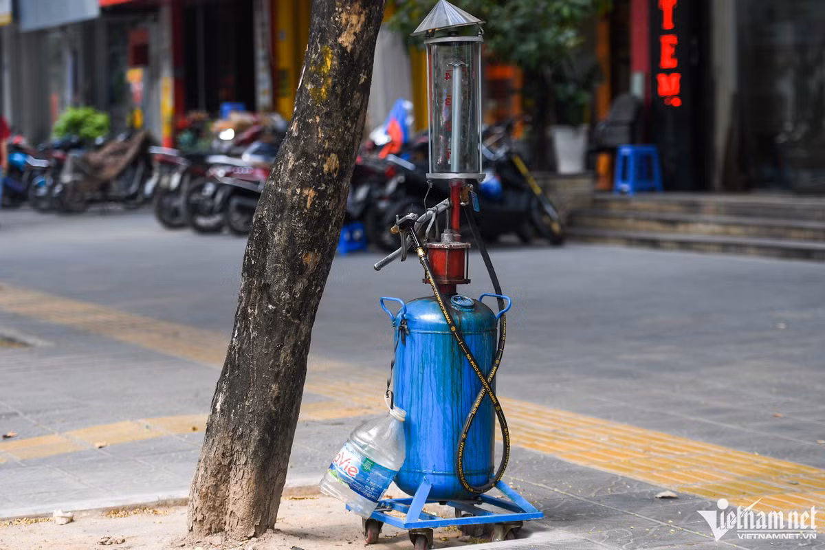 Ngày 7/11 còn xuất hiện hẳn 1 trụ bơm xăng mini ngay sát vỉa hè đường Nguyễn Khánh Toàn (quận Cầu Giấy).