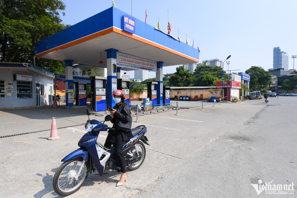 Chị Hường (quận Bắc Từ Liêm) sang nhà bạn ở Phú Đô (quận Nam Từ Liêm) thì xe hết xăng. “Bây giờ rất khó mua xăng, đi đâu họ cũng báo hết. Những điểm xăng ở lề đường thì bán giá rất cao từ 25.000-35.000 đồng/lít”, chị nói.