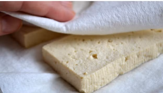 Rán đậu chớ cho ngay vào chảo, thêm 2 bước đậu vàng giòn, không bị nát Ran dau cho cho ngay vao chao, them 2 buoc dau vang gion, khong bi nat