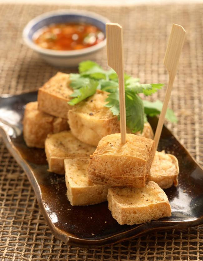 Rán đậu chớ cho ngay vào chảo, thêm 2 bước đậu vàng giòn, không bị nát - Hình 2 Ran dau cho cho ngay vao chao, them 2 buoc dau vang gion, khong bi nat-Hinh-2