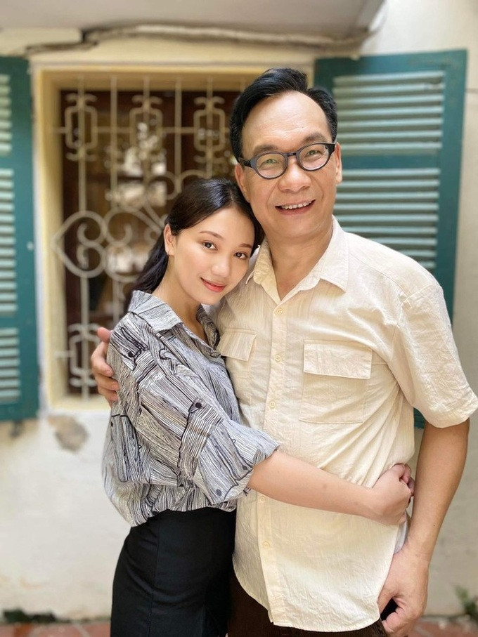 Bước ra khỏi vai diễn, Thùy Dương vẫn yêu quý, kính trọng gọi NSƯT Đức Khuê là bố (Ảnh: Ê-kíp sản xuất).
