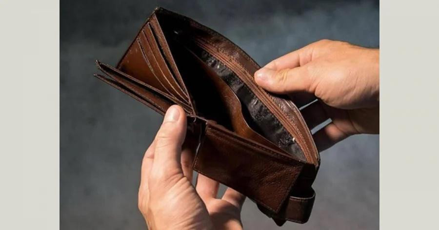 Ví cũ rách. Đôi khi bạn được cho một chiếc ví đã qua sử dụng, dù chúng còn rất mới thậm chí thuộc loại hàng đắt tiền, xa xỉ thì cân nhắc nên hay không sử dụng vẫn là câu hỏi cần đặt ra. Đó là bởi vì, ví tiền cũ là món đồ đã được mang theo bởi một người trước đó và chiếc ví ấy mang năng lượng của người chủ cũ.