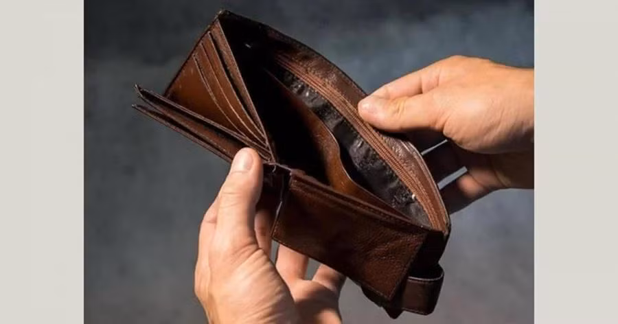 Ví cũ rách. Đôi khi bạn được cho một chiếc ví đã qua sử dụng, dù chúng còn rất mới thậm chí thuộc loại hàng đắt tiền, xa xỉ thì cân nhắc nên hay không sử dụng vẫn là câu hỏi cần đặt ra. Đó là bởi vì, ví tiền cũ là món đồ đã được mang theo bởi một người trước đó và chiếc ví ấy mang năng lượng của người chủ cũ.