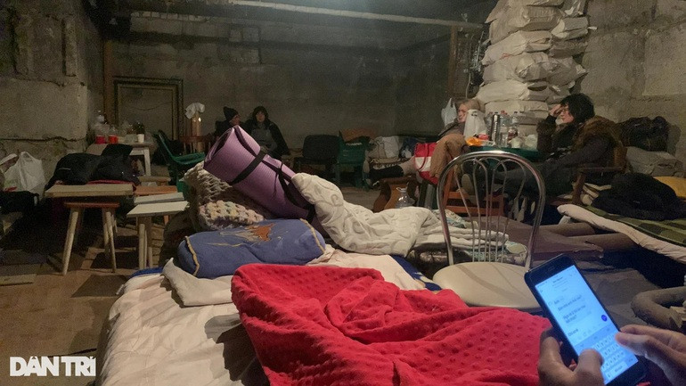 Nguoi Viet tren chuyen tau chat nhu nem roi 