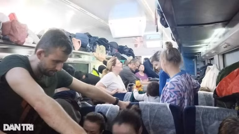 Nguoi Viet tren chuyen tau chat nhu nem roi 