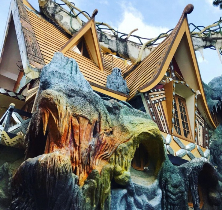 Du khách tới đây tham quan sẽ dễ thấy rằng dường như mọi thứ trong căn nhà này đã bị nấu chảy ở nhiệt độ cao, sau đó đóng băng trong hình dạng vô cùng kỳ quặc.