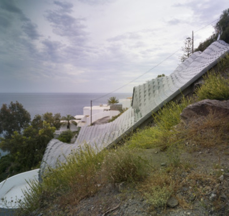 Đồng thời, để có thể tiết kiệm tối đa diện tích đất, kiến trúc sư của căn nhà đã xây dựng công trình này chìm sâu vào trong núi.