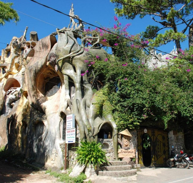 Ngoài hai căn nhà kể trên, ngay tại nước ta cũng có một tác phẩm kiến trúc tưởng chừng như bước ra từ… phim kinh dị. Đó là tòa kiến trúc mang tên "Ngôi nhà điên" (Crazy House) ở thành phố Đà Lạt.