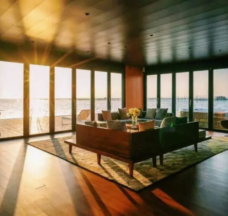 Tuy nhiên việc xây dựng diễn ra không quá thuận lợi, Coastline và bạn phải tìm cách để căn nhà không bị lung lay khi mặt biển có sóng, đồng thời đảm bảo rằng vật liệu xây dựng phải đủ bền và kiên cố.