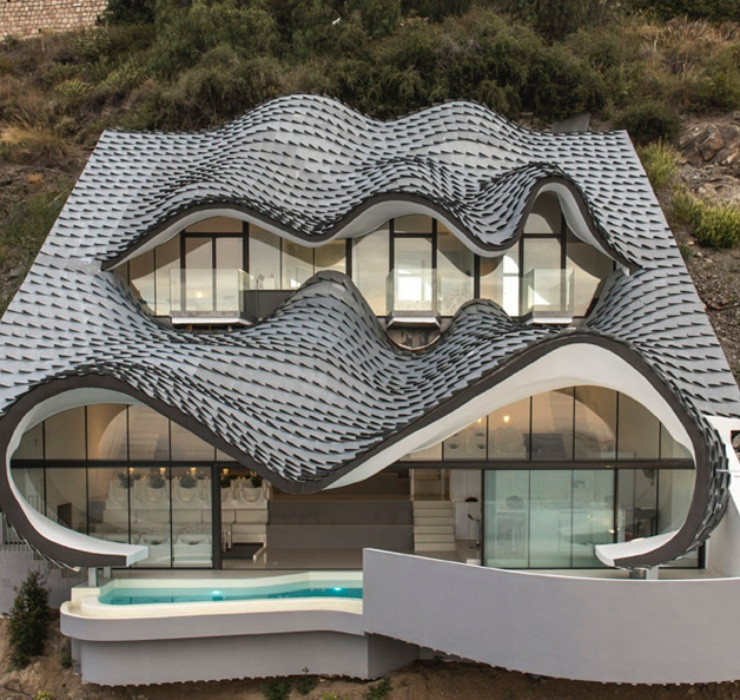 Bên cạnh căn nhà trên biển, một tác phẩm nghệ thuật khác tại Tây Ban Nha cũng khiến nhiều người tò mò với hình thù độc lạ hiếm có. Căn biệt thự này được biết đến với tên gọi Casa Del Acantilado.