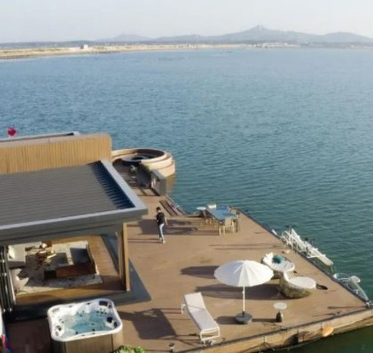 Sau khi hoàn thành, căn biệt thự này nhận được không ít lời khen ngợi khi sở hữu không gian trong và ngoài trời rộng rãi, thoáng đãng. Căn nhà có tầm nhìn 360 độ ra biển và được cố định tại chỗ bởi 16 chiếc mỏ neo.