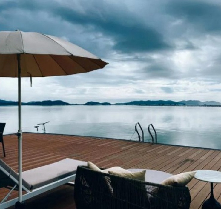 Được biết, chủ nhân của căn biệt thự này là một doanh nhân trẻ có biệt danh “Coastline”. Với mong ước sở hữu một công trình trên biển để ngắm hoàng hôn, anh và người bạn thân đã cùng bắt tay biến ước mơ thành sự thật.