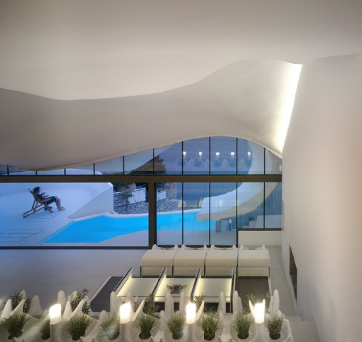 Điều này đã gây không ít thích thú và tò mò dành cho những du khách đặt chân đến nơi này. Căn nhà sở hữu một khu vực sinh hoạt chung với sức chứa khoảng 70 người, bao xung quanh là những tấm kính lớn khiến nơi này luôn nhận được ánh sáng tự nhiên.