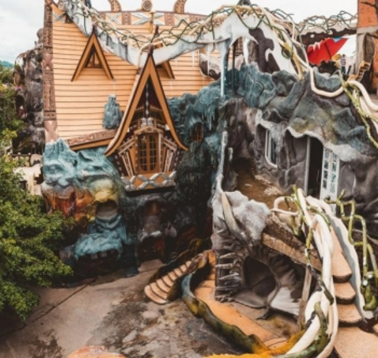 Nhằm đem đến nhiều trải nghiệm mới lạ cho du khách, “Crazy House” còn cung cấp 11 phòng nghỉ bên trong những căn nhà nhỏ có hình gốc cây, giúp khách tham quan có thể "hòa mình vào thiên nhiên" tại đây.