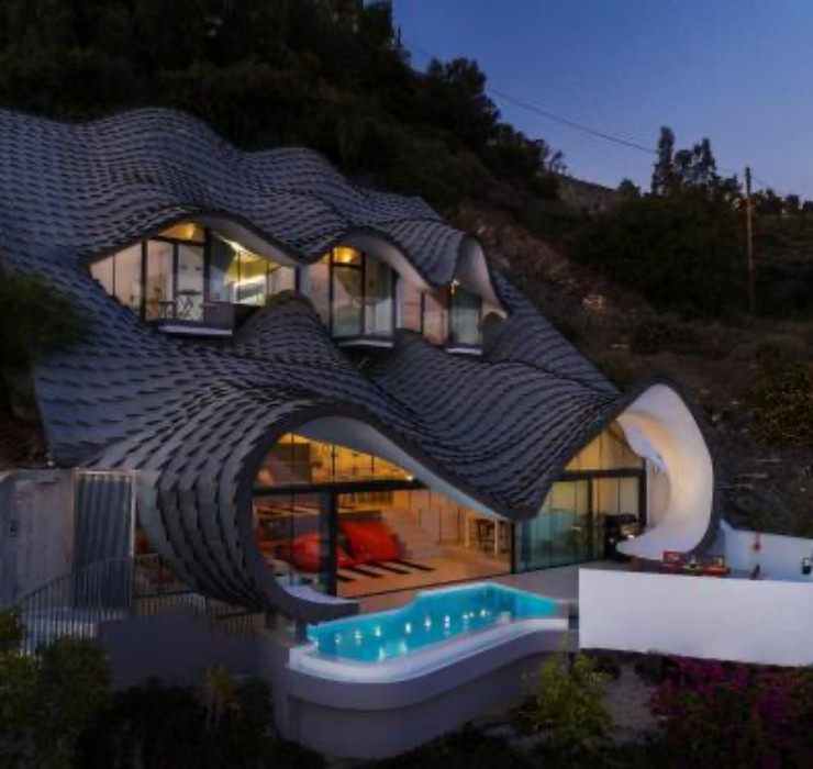 Điểm đặc biệt của ngôi nhà là khi nhìn từ trên cao xuống, căn nhà trông như những con sóng, nhưng khi nhìn từ dưới lên thì hình ảnh chúng ta nhìn thấy sẽ trở thành một chú rồng đang uốn lượn.