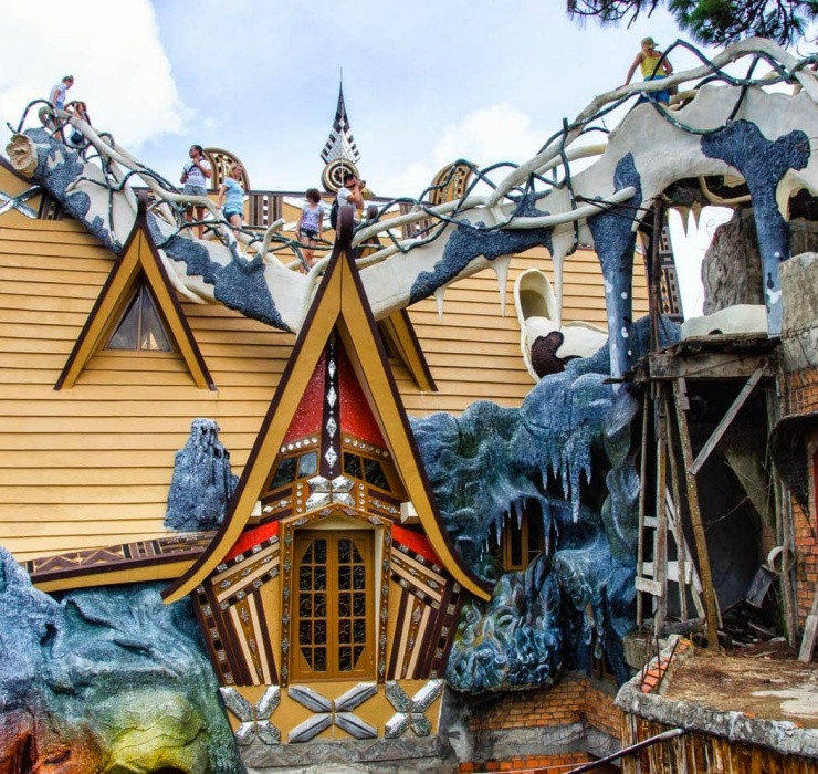 Căn nhà sở hữu không gian rộng lớn gồm nhà khách, quán cà phê và phòng trưng bày nghệ thuật. Mỗi phần của công trình này đều được thiết kế với hình dáng ngoằn ngoèo uốn lượn. Điển hình như dãy hành lang quanh co, cầu thang gập ghềnh và nội thất kỳ dị.