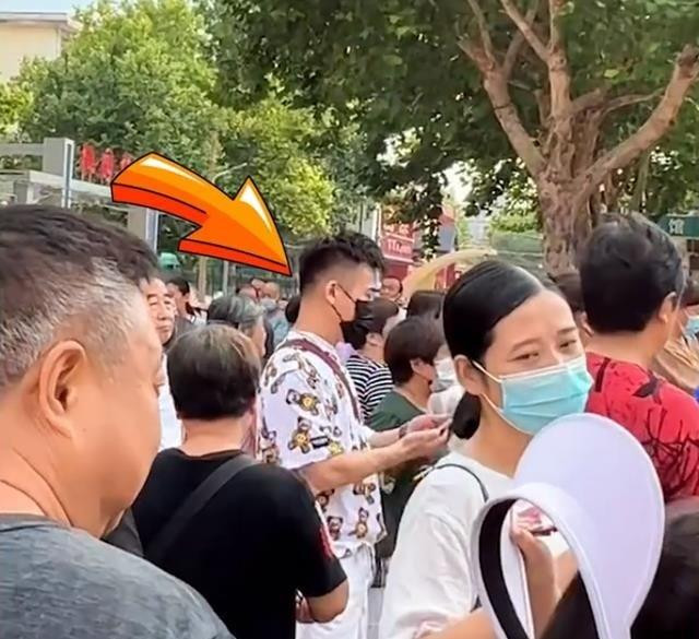 Phat sot ong ngoai U60 qua tre dep, nhin con re con soc hon-Hinh-2