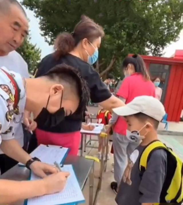 Phat sot ong ngoai U60 qua tre dep, nhin con re con soc hon-Hinh-3