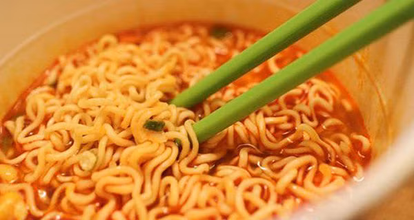 Nấu mì tôm nhớ làm thêm 1 bước nhỏ để giảm chất gây hại Nau mi tom nho lam them 1 buoc nho de giam chat gay hai