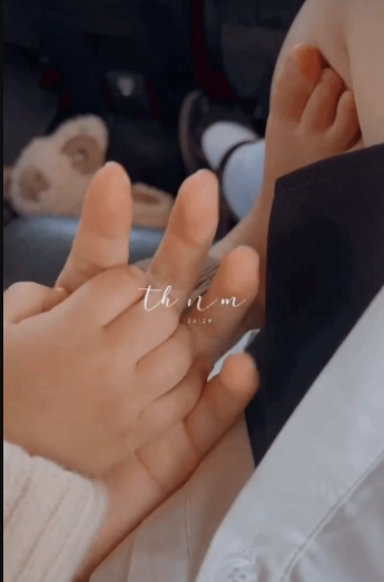 Xúc động với khoảnh khắc bình dị của Hoà Minzy và con trai Xuc dong voi khoanh khac binh di cua Hoa Minzy va con trai