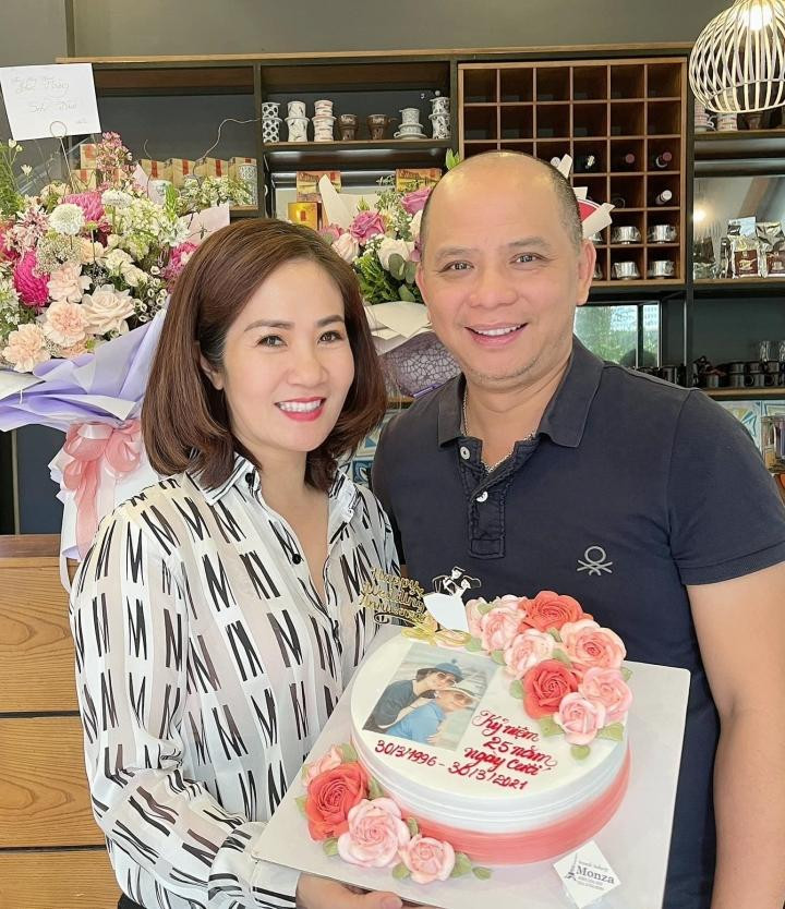 It ai biet 3 cap sao Viet nay la vo chong ngoai doi vi qua kin tieng-Hinh-4