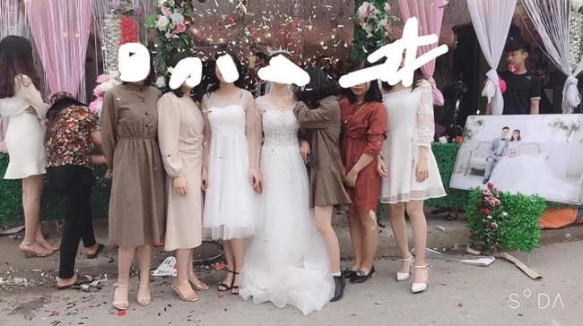 Khach moi dien vay xe dui di dam cuoi, khong nhan ra dau la co dau-Hinh-15