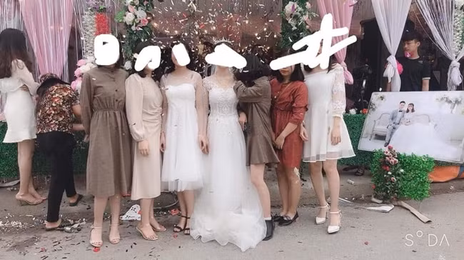 Khach moi dien vay xe dui di dam cuoi, khong nhan ra dau la co dau-Hinh-15