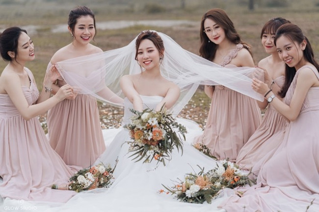 Khach moi dien vay xe dui di dam cuoi, khong nhan ra dau la co dau-Hinh-16