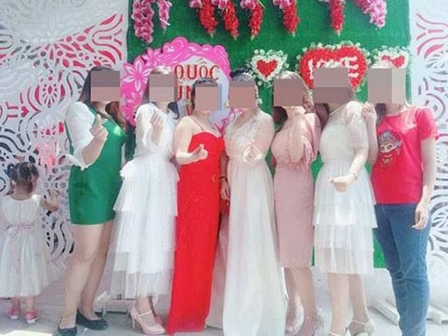 Khach moi dien vay xe dui di dam cuoi, khong nhan ra dau la co dau-Hinh-14