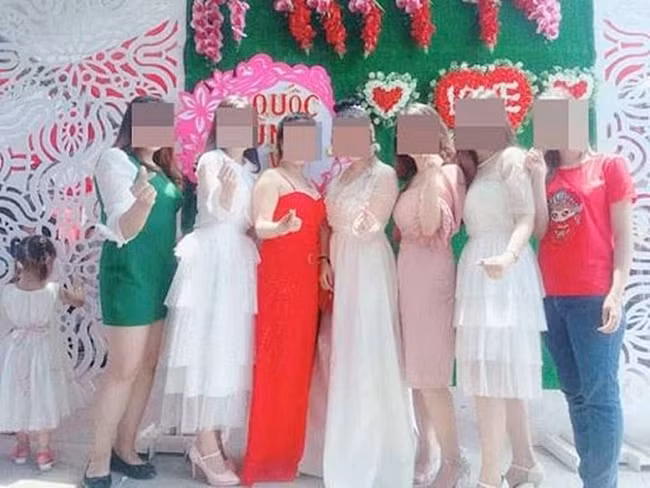 Khach moi dien vay xe dui di dam cuoi, khong nhan ra dau la co dau-Hinh-14