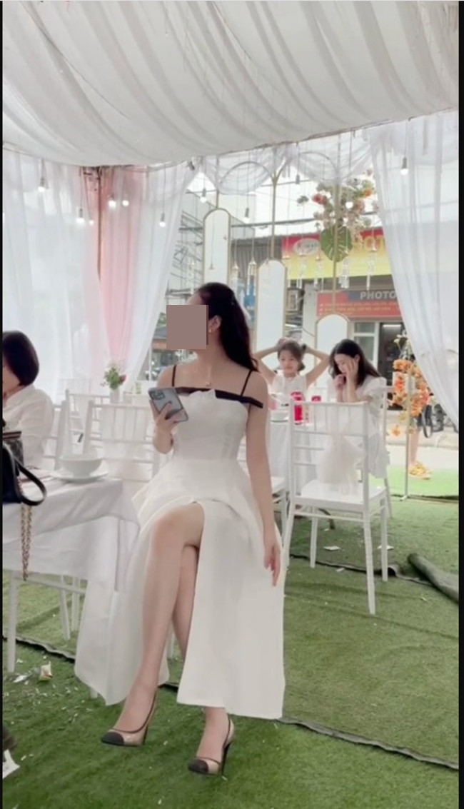 Khach moi dien vay xe dui di dam cuoi, khong nhan ra dau la co dau-Hinh-9