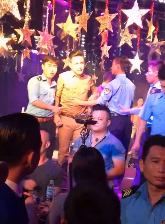 Ca si bi hanh hung, danh hoi dong khi di hat-Hinh-4