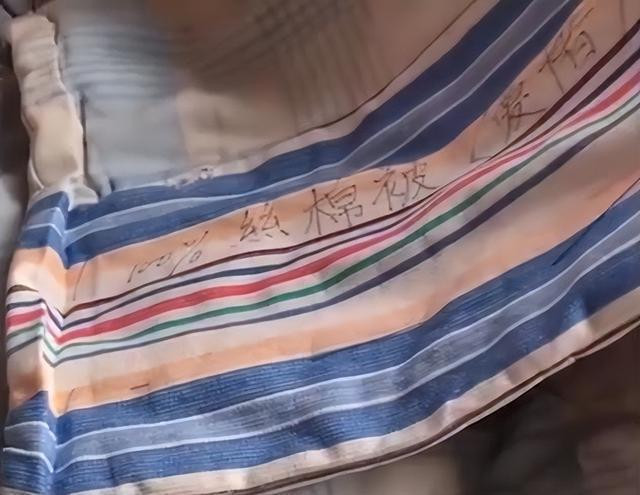 Don chan bong cua me chong qua co, con dau bat khoc