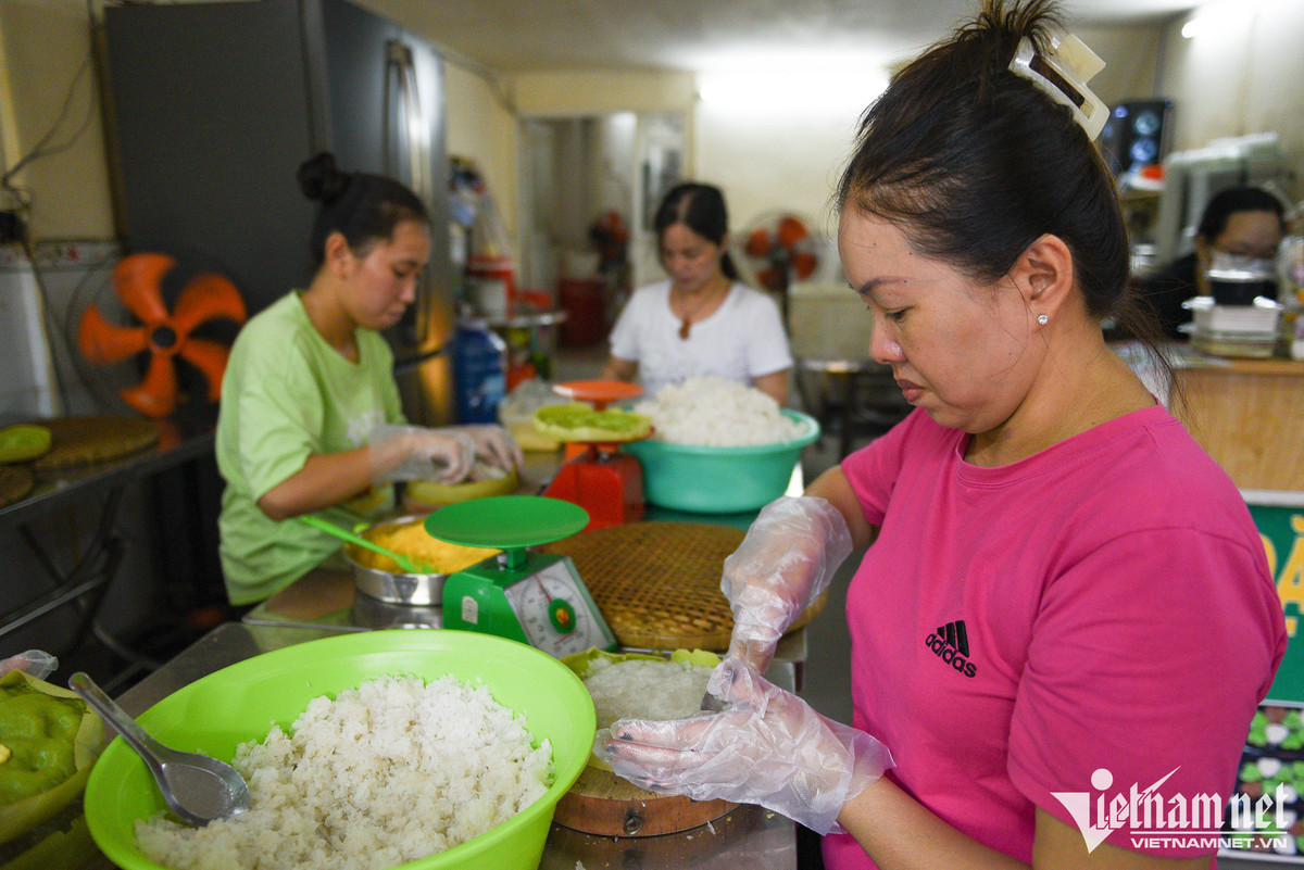 Một ngày, cửa hàng bán được từ 200-300 bánh, hôm đắt hàng thì có thể tiêu thụ đến 400 chiếc. Ông Phát phải thuê thêm thợ hoặc gọi người nhà ra phụ giúp.