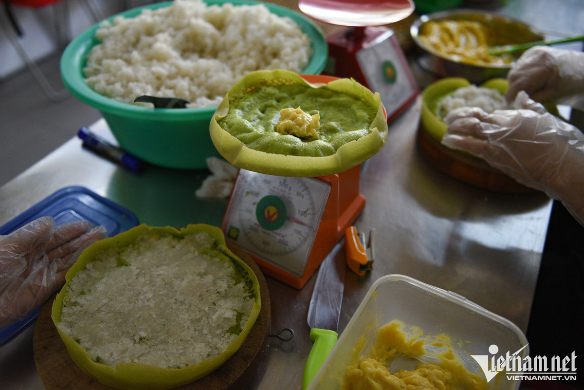 Một chiếc bánh sẽ có đường kính 20cm, nặng khoảng 250g, trộn nhiều vị thì nặng 300g, giá bán từ 40.000 đến 55.000 đồng. Để làm bánh hoàn chỉnh, người thợ mất khoảng 5 phút cho các công đoạn nướng, làm nhân và đóng gói.