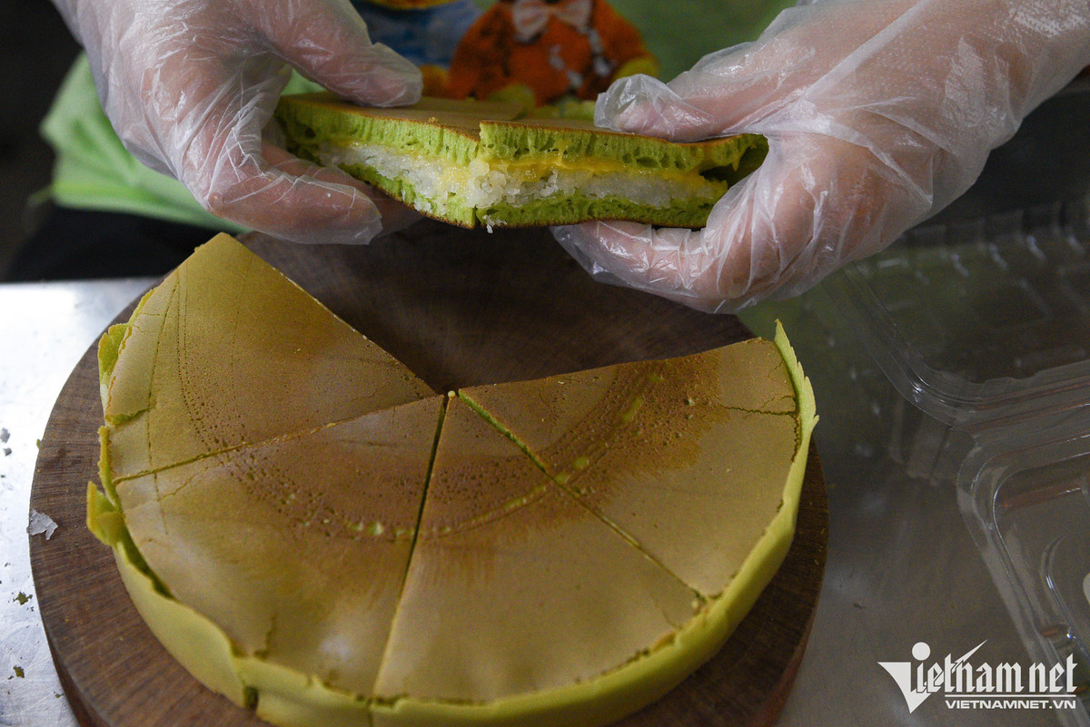 Bánh được cắt ra làm 6 phần để dễ cầm và để được ở nhiệt độ thường trong 10 tiếng, chỉ nên ăn trong ngày. Đối với bánh có nhân sầu riêng dùng hoa quả tươi sau 3 tiếng không còn ngon và dễ hỏng.