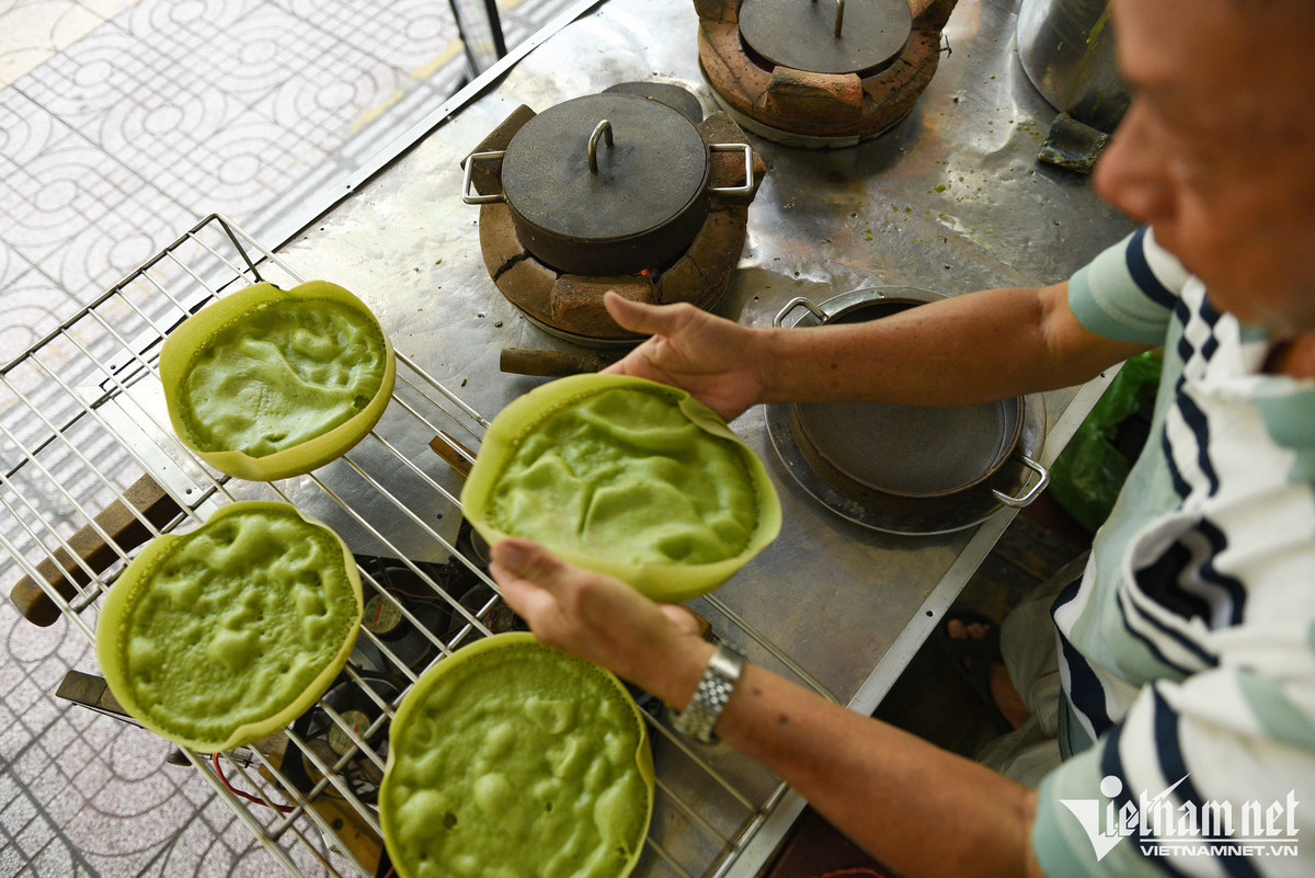 Bánh dừa được làm từ bột mì, trứng gà, đường cát và gần đây kết hợp với lá dứa, sau khi nướng lên sẽ cho nhân vào. Chủ quán chia sẻ, món bánh thủ công hoàn toàn nên phải tỉ mỉ ở mọi công đoạn; trộn bộn xong phải ủ khoảng 1 tiếng để bột sánh lại và mịn; nướng bằng bếp than và khuôn phải làm bằng gang cùng với nhiệt độ thích hợp.