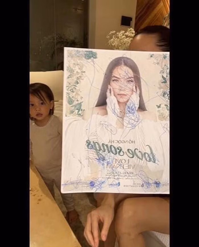Hồ Ngọc Hà 'khóc không ra tiếng' khi bị con gái cưng Lisa vẽ - Hình 4 Ho Ngoc Ha 'khoc khong ra tieng' khi bi con gai cung Lisa ve-Hinh-4