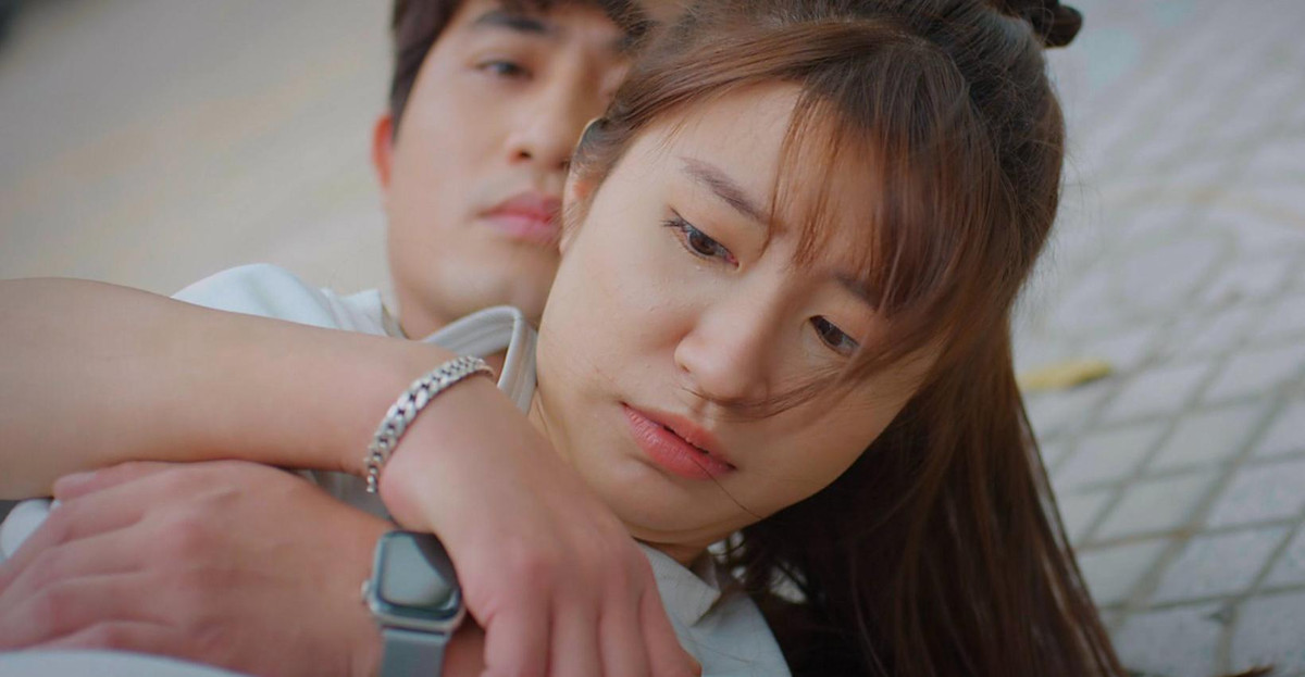 Phia sau canh Doan Quoc Dam om Ngoc Huyen nga trong 'Thuong ngay nang ve'