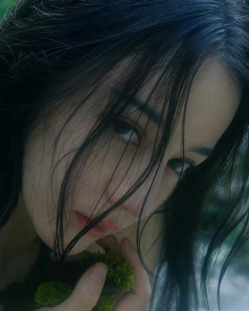 Dich Le Nhiet Ba de mat moc chup tap chi, nhan sac ra sao?