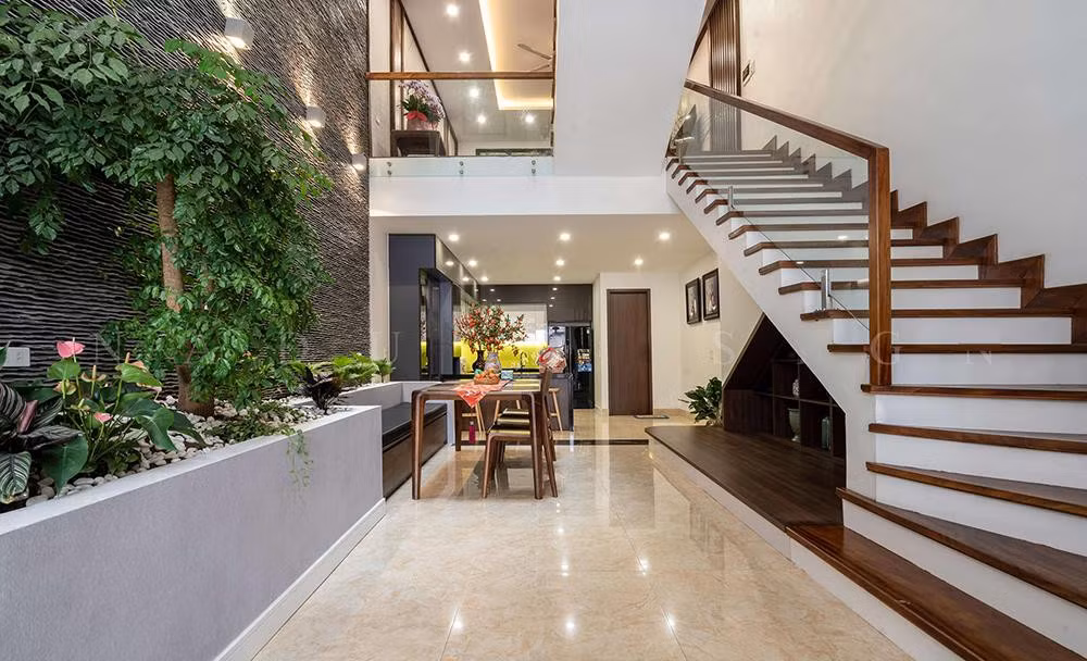 Theo đó các không gian như bếp, bàn ăn của gia đình được bố trí ở tầng 1. Tại mọi vị trí đều có bệ ngồi để bố mẹ gia chủ có thể ngồi nghỉ hay các con có thể chơi đùa khi chờ chuẩn bị ăn cơm.