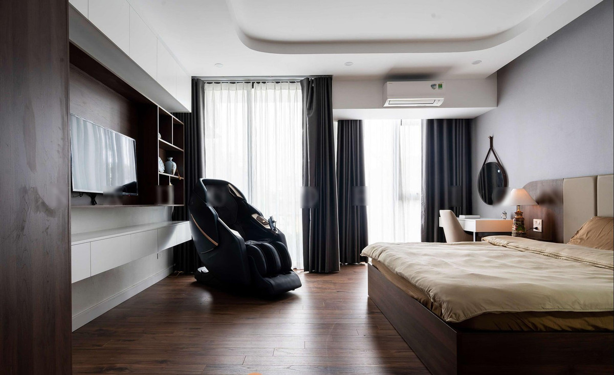 Phòng ngủ của ông bà có đầy đủ mọi tiện nghi như ti vi, kệ gốm và ghế massage.