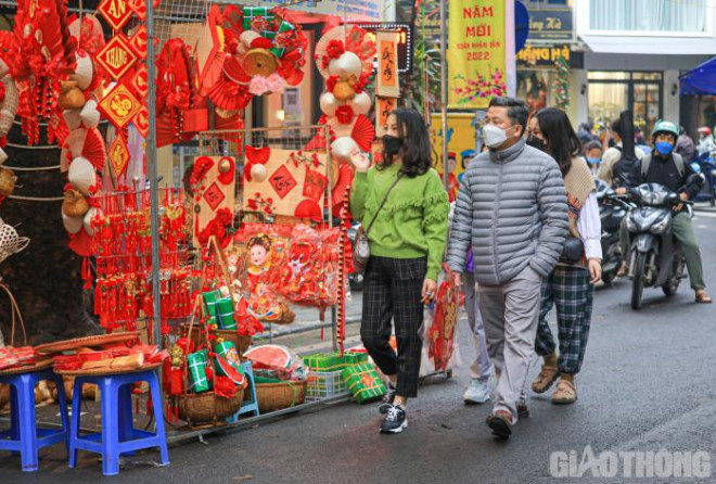 Cho hoa trong long pho co Ha Noi vang lang ngay can Tet-Hinh-8
