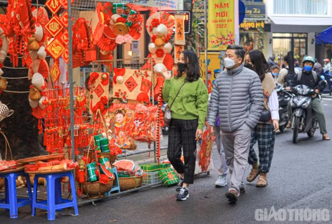 Cho hoa trong long pho co Ha Noi vang lang ngay can Tet-Hinh-8