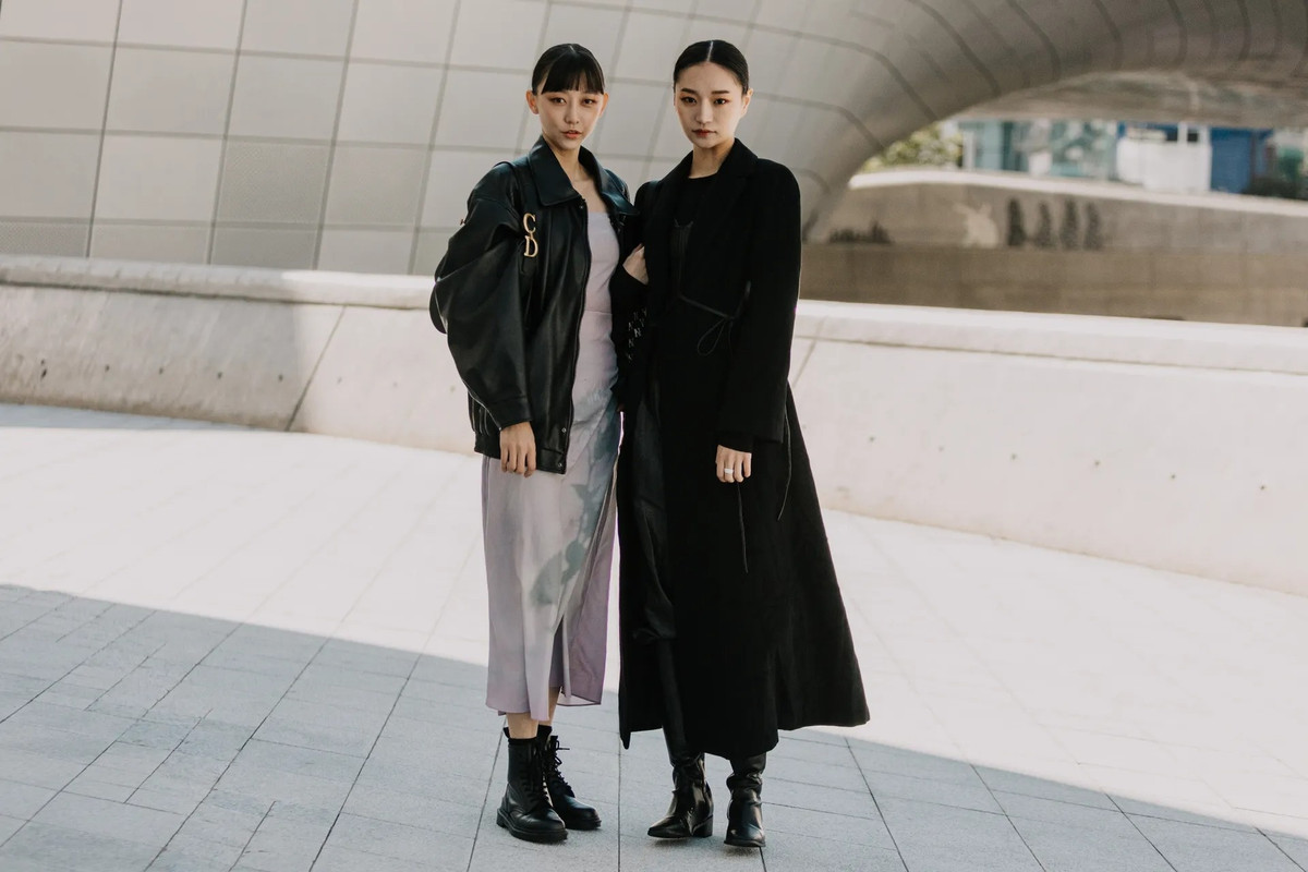 Tuần lễ thời trang Seoul trở thành "sân chơi" để giới mộ điệu Hàn Quốc thể hiện gu thời trang sành điệu, trẻ trung. Trên đường phố, các bạn trẻ diện loạt đồ hiệu đắt đỏ. Những thiết kế từ Celine, Chanel, Dior... được nhiều người ưa chuộng. Ảnh: Vogue.