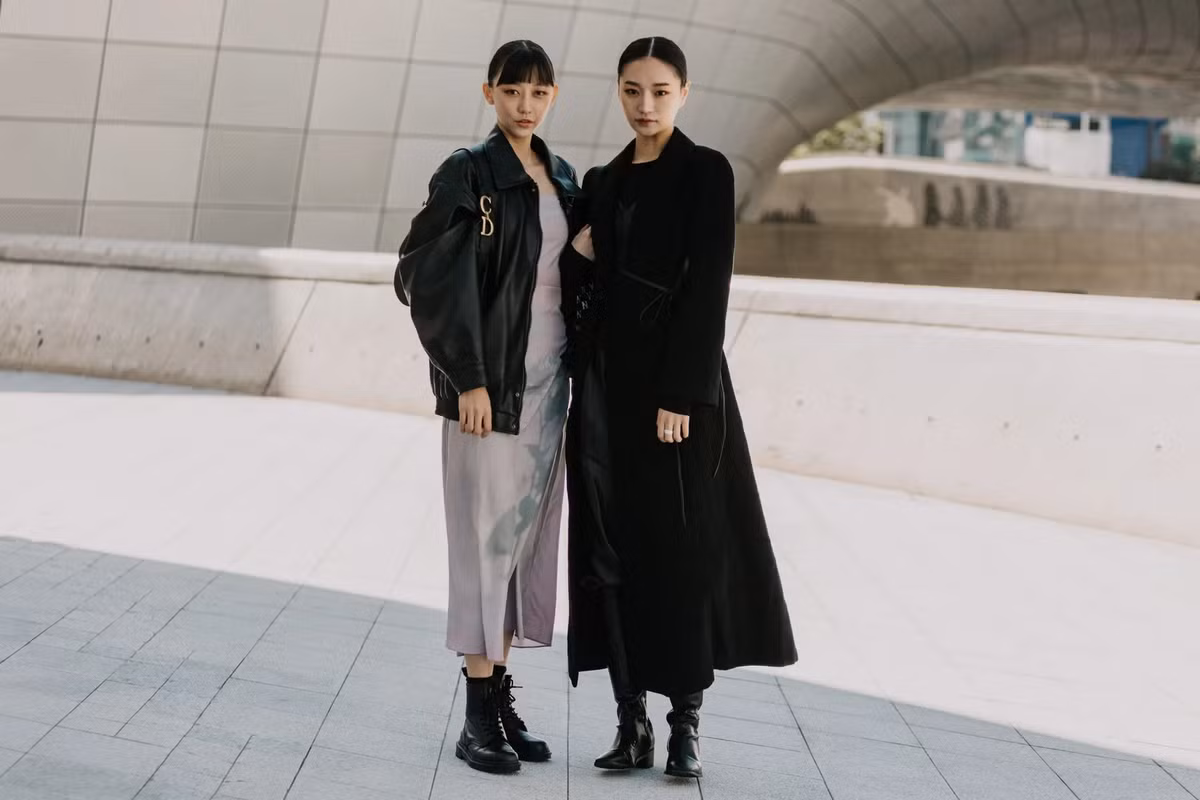 Tuần lễ thời trang Seoul trở thành "sân chơi" để giới mộ điệu Hàn Quốc thể hiện gu thời trang sành điệu, trẻ trung. Trên đường phố, các bạn trẻ diện loạt đồ hiệu đắt đỏ. Những thiết kế từ Celine, Chanel, Dior... được nhiều người ưa chuộng. Ảnh: Vogue.