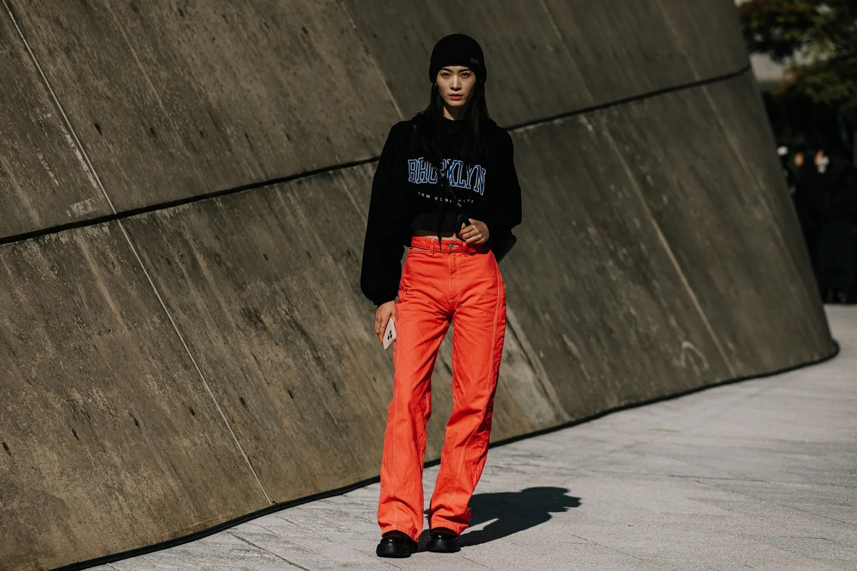 Trang phục có màu trung tính như đen, trắng, nâu hoặc be là lựa chọn an toàn, tiện lợi. Ngoài ra, một số bạn trẻ thể hiện cá tính riêng khi phối đồ với các thiết kế có màu sắc nổi bật như cam, xanh dương... Ảnh: Vogue.