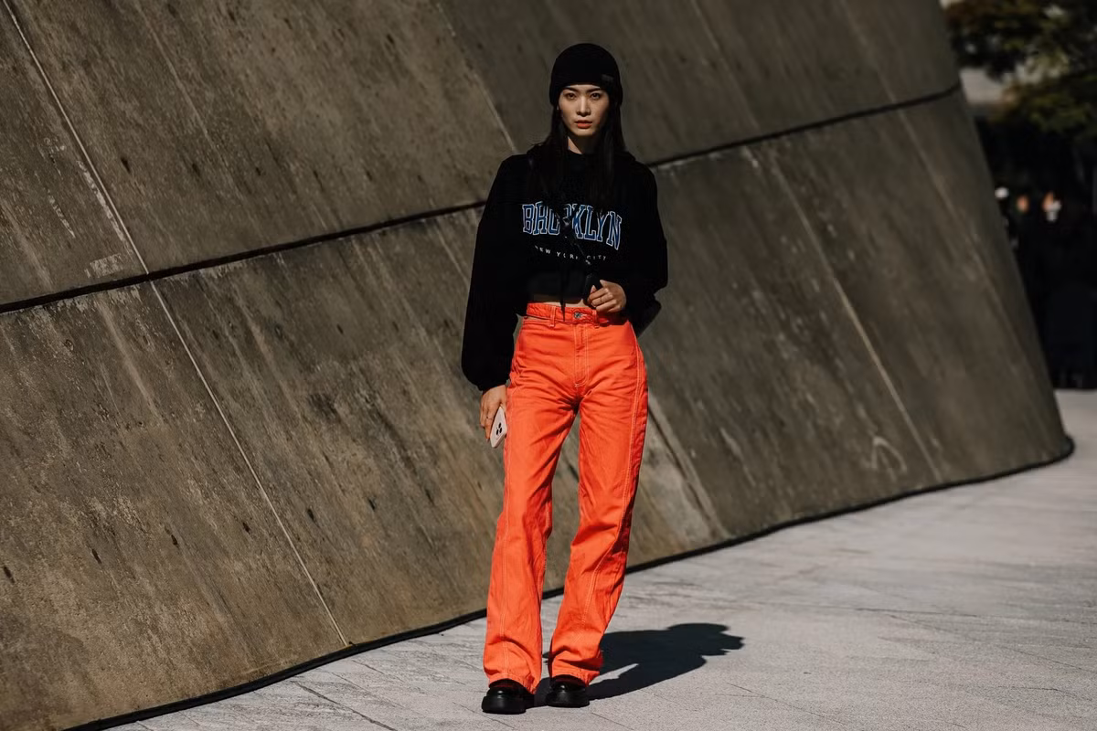 Trang phục có màu trung tính như đen, trắng, nâu hoặc be là lựa chọn an toàn, tiện lợi. Ngoài ra, một số bạn trẻ thể hiện cá tính riêng khi phối đồ với các thiết kế có màu sắc nổi bật như cam, xanh dương... Ảnh: Vogue.